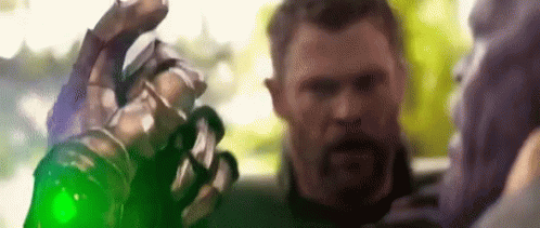 gif animado de Thanos chasqueando el dedo al final de Avengers: Infinity War