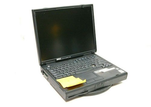 Un portátil Dell Inspiron 7500 de mediados de 2000 con fondo blanco
