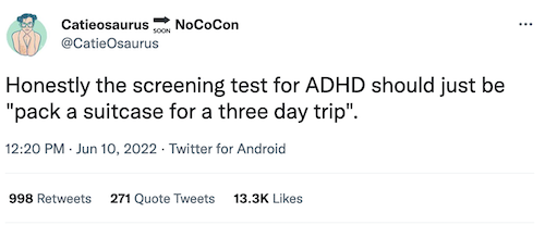 Captura de pantalla de un tuit de @CatiOsaurus. El texto dice: Honestamente, la prueba de detección del TDAH debería ser simplemente "empacar una maleta para un viaje de tres días".