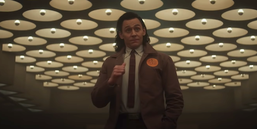 Tom Hiddleston como Loki en el edificio de la Autoridad de Variación del Tiempo, haciéndose gestos a sí mismo.